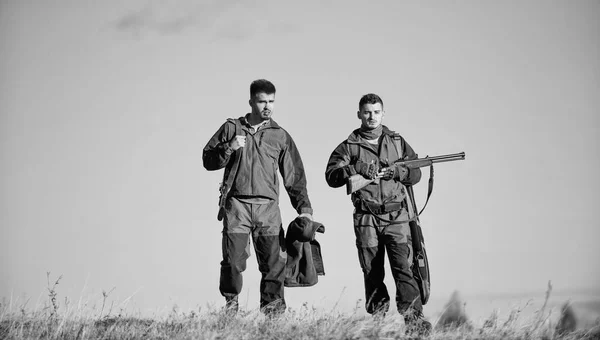 Ten cuidado. Cazadores con rifles en ambiente natural. Hunter amigo disfrutar del ocio en el campo. Caza con amigos ocio hobby. Concepto de reglas de seguridad. Cazadores guardabosques caminar montañas fondo — Foto de Stock