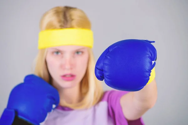 Chica aprende a defenderse. Mujer haciendo ejercicio con guantes de boxeo. Concepto de boxeo deportivo. Ejercicios de boxeo cardiovascular para perder peso. Feminidad y equilibrio de fuerzas. Mujer guantes de boxeo disfrutar del entrenamiento —  Fotos de Stock