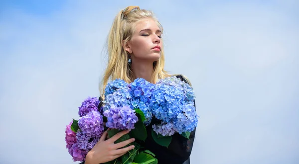 Maquiagem e estilo de moda. Primavera tendência da moda. Conheça a primavera com nova fragrância perfume. Flores fragrância concurso. Indústria da moda e beleza. Menina concurso moda modelo segurar hortênsia flores buquê — Fotografia de Stock