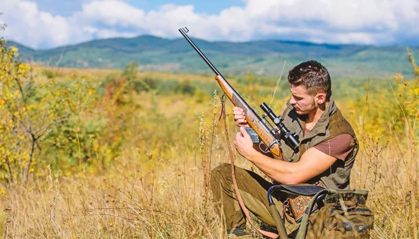 Jacht schieten trofee. Hunter met geweer zoekt dier. Jacht hobby en vrije tijd. Man opladen jachtgeweer. Jacht uitrusting concept. Hunter kaki kleding klaar om te jagen van de achtergrond van de natuur — Stockfoto