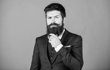 Şıklığı ve erkek tarzı. Moda kavramı. Adam giyim resmi kıyafeti. Kusursuz stili. İşadamı modaya uygun kıyafet Menekşe arka plan ayakta. Adam sakallı hippi giyim Klasik takım elbise. Resmi kıyafet