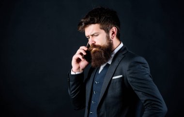 Mobil arama konsepti. Resmi takım elbise birini çağırır. Mobil arama konuşması. Mobil görüşmeler. İşadamı iyi bakımlı olgun adam akıllı telefon tutun. Adam çağrı arkadaş siyah arka plan standı