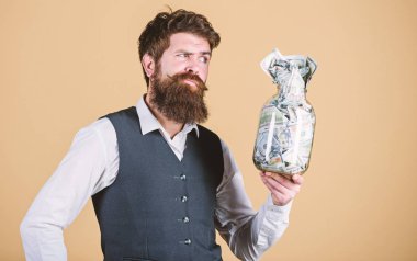 Zenginlik ve refah. Güvenlik ve nakit para tasarrufu. Bankacılık kavramı. Sakallı adam tutun kavanoz para tasarrufu tam dostum. Bütçenizi kurmak. Finansal başarı. Onun dolar tasarruf ile işadamı