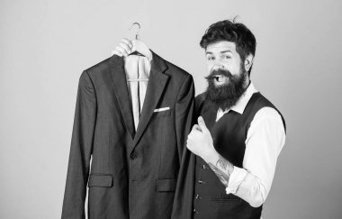 Moda iş adamları için. Özel takım elbise yaptı. Adam sakallı moda modacı terzi. Zarif özel takım. Terzilik ve giysi tasarımı. Mükemmel uyum. Özel ölçmek yaptı. Özel takım kavramı