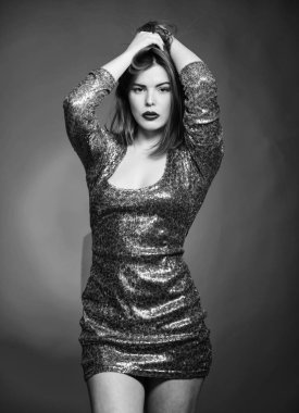 Genel olay veya parti kutlama için hazır olun. Makyaj ile çekici ve kendinden emin bir kadın. Makyaj ve kozmetik kavramı. Güzellik ipuçları. Kız makyaj dudaklar kırmızı arka plan üzerinde poz. Parti için makyaj