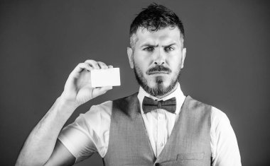 Küçük bir detay büyük bir fark yaratabilir. Kredi kartı ile hippi. İş kartı tutan sakallı adam. Banka kartı ile iş adamı. Kişi bilgilerinizi kopya alanı için boş oyun kağıdı