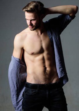Çıplak gövdeli altı paket seksi adam. Fitness diyeti. Arzu ve ayartma. Atlet adam, saç. Spor sonrası kas eğitmeni. Seksi kaslı maço. Erkek modası ve güzelliği. Fitness adanmış