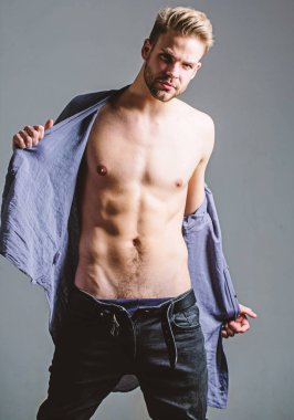 Saf mükemmellik. Erkek moda ve güzellik. Seksi çıplak gövde adamla altı paketi. Sporcu adam, saç bakımı. Kas eğitmen sonra spor. Fitness diyet. Arzu ve günaha. Seksi kas maço