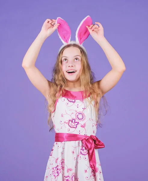 Glad påsk. Holiday Bunny flicka med långa Bunny öron. Barn söt Bunny kostym. Lekfull bebis firar påsk. Vår semester. Lycklig barn dom. Redo för påsk dagen. Påsk aktiviteter för barn — Stockfoto