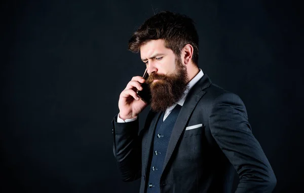 Mobile Call concept. Man formele pak bel iemand. Mobiel gesprek. Mobiele onderhandelingen. Zakenman goed verzorgde volwassen man Hold smartphone. Guy Call vriend staan zwarte achtergrond — Stockfoto