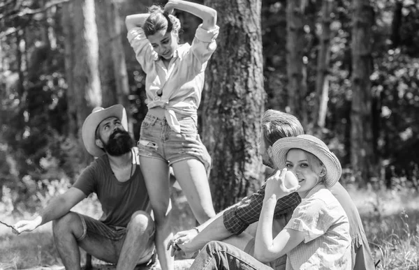 Planera för perfekt dag vandring picknick. Företaget vänner eller familj avkopplande picknick. Vänner njuta av semester eller fritid natur skog bakgrund. Trevlig vandring picknick i skogen. Vänner avkopplande nära bonfire — Stockfoto