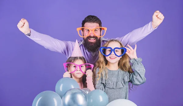 Laat vieren. Familiefeest. Familie van de vader en dochters partij bril dragen. Vader en meisje kinderen genieten van het feest. Hebben een familiefeest. Gelukkige familie verjaardagsfeestje te vieren — Stockfoto