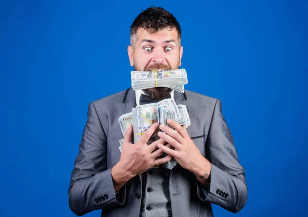 Tempo é dinheiro. ganhar uma lotaria. Sucesso empresarial e desportivo. Um homem barbudo feliz tem muito dinheiro. homem de negócios depois de muito. Finanças e comércio. Billioner com notas de dólar — Fotografia de Stock