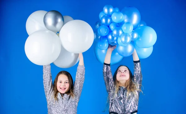 Πάρτι γενεθλίων. Ευτυχία και χαρούμενες στιγμές. Ανέμελη παιδική ηλικία. Ξεκίνα το πάρτι. Οι αδελφές οργανώνουν το πάρτι στο σπίτι. Διασκεδάζω. Πάρτι με θέμα το μπαλόνι. Κορίτσια μικρά αδέλφια κοντά σε αερόστατα αέρος — Φωτογραφία Αρχείου