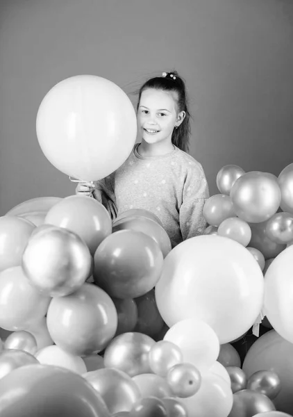 Den lyckligaste semestern. Små barn. Bedårande barn med heliumballonger. Söta lilla barn med luft ballonger. Flicka barn firar födelsedag — Stockfoto