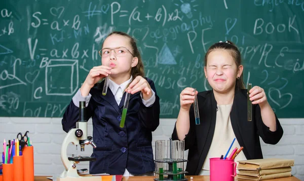 Flickor studerar kemi. Gör det intressant att studera kemi. Mikroskop och provrör på bordet. Pedagogiskt experiment koncept. Var försiktig med att utföra kemisk reaktion. Grundläggande kunskaper i kemi — Stockfoto