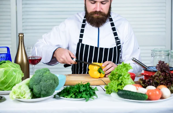 Användbar för betydande mängd tillagningsmetoder. Grundläggande tillagnings processer. Man mästerkock eller amatör matlagning hälsosam mat. Hacka ingredienser. Enligt recept. Förbered ingredienserna för matlagning — Stockfoto