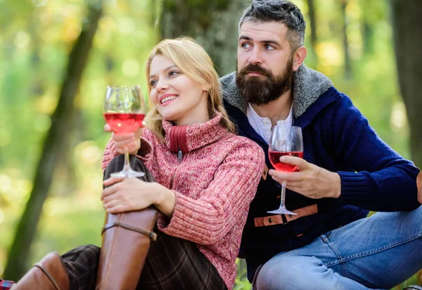 Pareja en el amor relajarse en el bosque de otoño. Un picnic familiar. Día de San Valentín. mujer feliz y hombre barbudo beber vino. camping y senderismo. Salud. cita de amor y romance. Humor de primavera. Sommelier examinando el vino — Foto de Stock