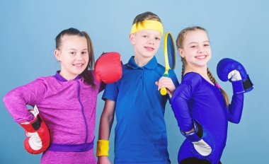 Kızlar çocuklar boks ile spor ekipmanları ve çocuk tenis oyuncusu. Onlar zevk spor bulmak çocuklar yardımcı olacak yöntemler bulunur. Sportif kardeşler. Arkadaşlar spor eğitim için hazır. Çocuk tamamen farklı spor excel