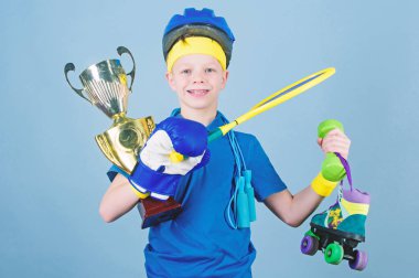 Her şeyde başarılı. Atlet başarılı çocuk spor ekipmanları ip atlama Boks eldiveni tenis raketi paten ve altın kadehi. Başarı ve Ödülü. Sporda başarı. Gurur başarı elde