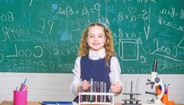 Laboratuvar mikroskop. O parlak bilimsel zihin vardır. Kimya mikroskop. Küçük çocuk laboratuvarı. Küçük çocuk kız okul laboratuarında kimya bilgi edinin. mikroskopla Biyoloji deneyleri yapıyor öğrenci