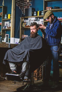 İstemci ense üzerinde kırpma makası kesme saçlı berber. Hipster istemci Başlarken saç kesimi. Kuaför saç kesme makinesi ile sakallı adam berber arka plan saç kesimi üzerinde çalışır. Hippi saç modeli kavramı