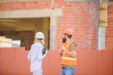İnşaat sitesi güvenlik denetim. İlerleme projeyi tartışmak. Emniyet Müfettiş konsepti. Kadın Müfettiş ve sakallı acımasız builder İnşaat ilerleme tartışmak. İnşaat Proje teftiş