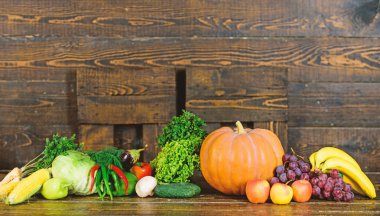 Sebze Bahçe veya çiftlik kapatın. Ev yapımı sebze. Koyu ahşap zemin üzerine taze organik sebze. Bakkal dükkanı kavramı. Kabak Mısır sebze sonbahar hasat organik bitkileri