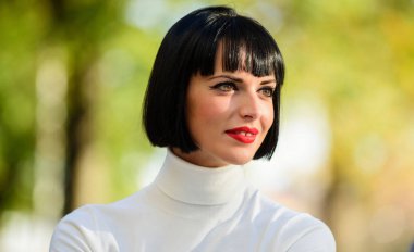 Dudaklarda makyaj parlak aksanı. Kırmızı ruj makyajı ona uyuyor. Esmer bayan için mükemmel makyaj. Moda ve güzellik konsepti. Kırmızı dudaklar makyaj ile kadın gizemli arka plan defokus yakın