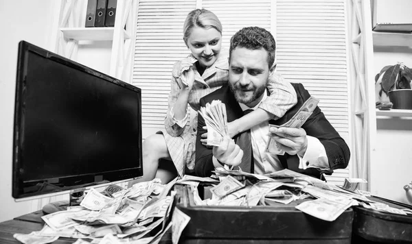 Enorme winst concept. Financieel succes. Geld winst tellen. Man zakenman en vrouw secretaris met stapel dollar biljetten. Winst en rijkdom concept. Zakenman in de buurt van cash dollars winst — Stockfoto