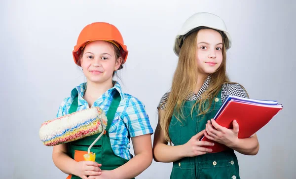 School project. kleine meisjes repareren samen in workshop. Dag van de arbeid. 1 mei. Kleine kinderen in helm met Tablet en roller. Voorman inspecteur. Reparatie. Ik kan dag van de arbeid. liefde werken — Stockfoto