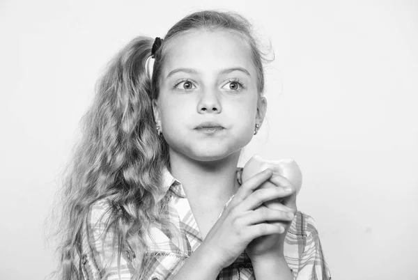 Äpple om dagen håller doktorn borta. Bra kost är viktigt för god hälsa. Kid flicka äter grönt äpple frukt. Näringsinnehåll av apple. Vitamin näring koncept. Skäl äter äpple varje dag — Stockfoto