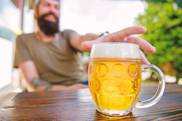 Bere alcolici, birra inclusa. Birra analcolica. Tazza di birra ghiacciata sul tavolo del bar. Bevanda alcolica rinfrescante o rinfrescante. Un alcolizzato seduto al bar. Avere dipendenza da alcol e cattive abitudini — Foto Stock