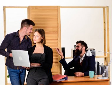 Erkeklerle çalışan çekici bir kadın. Ofis kolektif konsepti. Cinsel cazibe. Cinsel arzuyu harekete geçir. Cinsel tacize ve saldırıya karşı savunmasız. Çoğu erkek işyerinde çalışan bir kadın.