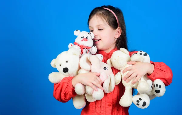 Brinquedos para criança menina pequena com brinquedo de urso macio menina  jogando jogo na sala de jogos feliz infância aniversário abraçando um  ursinho de pelúcia loja de brinquedos dia das crianças melhor