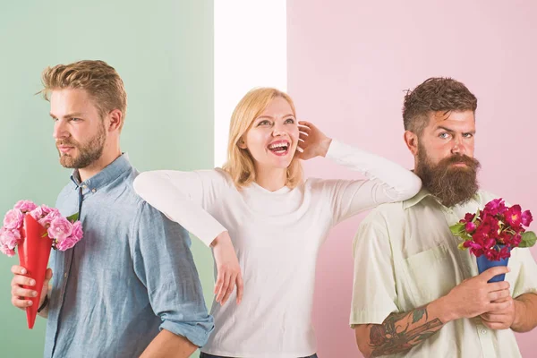 A la chica le gusta estar en medio de la atención. Chica popular recibir mucha atención de los hombres. Mujer cara astuta tiene oportunidad de elegir pareja. Los hombres competidores con ramos de flores tratar de conquistar chica. Triángulo amoroso — Foto de Stock