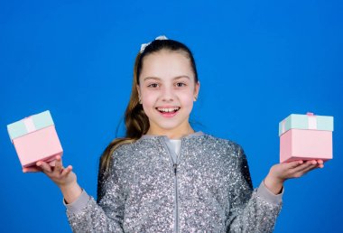 Özel her gün olur. Hediye kutuları mavi arka planlı kız. Kara Cuma. Alışveriş günü. Sevimli çocuk hediye kutuları taşır. Sürpriz hediye kutusu. Doğum günü dilek listesi. Mutluluk dünyası. Bonus seçin