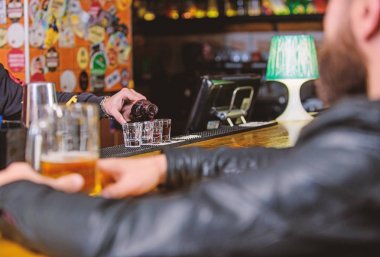 Barda rahatlatıcı hippi. Adam karanlık barda boş zaman harcamak. Adam oturup sayacı pub, bar. Hafta sonu bir yaşam tarzı. Barmen dökme alkol. İçki sipariş. Yemek içmek ve eğlenmek için pub harika yer