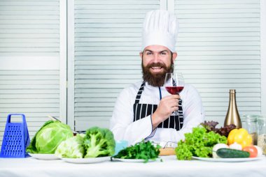 Haute mutfağı kavramı. Şarap ve yemek uzmanı gibi maç. Adam şapka ve önlük zevk tat içecek giymek. Usta şef bir kadeh şarap tutar. Biraz alkol ekleyin. Hangi şarap akşam yemeği ile servis. Şarap degustation
