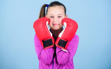Klişenin aksine. Boks eldivenli boksör çocuk. Kadın boksör. Spor terbiyesi. Boks sıkı disiplin sağlar. Mavi arka plan üzerinde kız sevimli boksör. Büyük güç ile büyük sorumluluk gelir