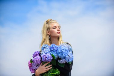 Moda ve güzellik endüstrisi. Kız ihale moda modeli ortanca çiçek buket tutun. Makyaj ve moda tarzı. Moda trendi bahar. Yeni parfüm kokusu ile bahar tanışın. Çiçekler ihale koku