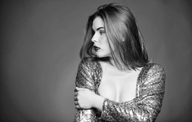 Kırmızı arka planda poz veren kız makyajı dudakları. Parti için makyaj. Halk etkinliği ya da parti kutlaması için hazır olun. Makyajlı çekici ve kendine güvenen bir kadın. Makyaj ve kozmetik konsepti. Güzellik ipuçları