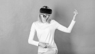 Genç kadın Vr deneyimi sırasında hava dokunmadan hayran. Güzel kadın sanal gerçeklik bardaklarda oyun oynama. Sanal gerçeklik giyen kadın gözlüğü. Sanal gerçeklik.