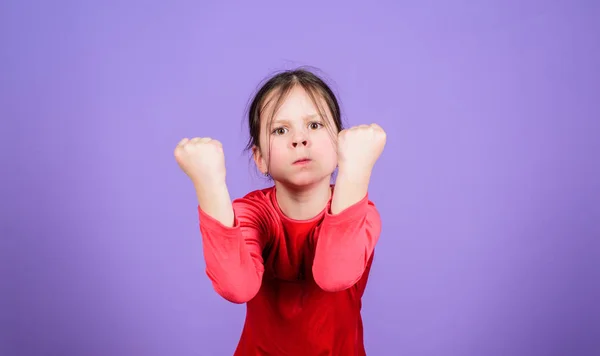 Nem sequer me toques. Bebé desesperado. rosto agressivo pequena menina violeta fundo. Perdeu o controlo emocional. Menina pequena expressão facial emocional criança. Irritado e emotivo. Violência ameaçadora — Fotografia de Stock