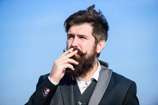 Beau et autoritaire. Succès futur. Mode masculine formelle. Homme d'affaires contre le ciel. brutal hipster caucasien avec moustache. Hipster mature avec barbe. Un barbu fumant de la cigarette. fumée — Photo