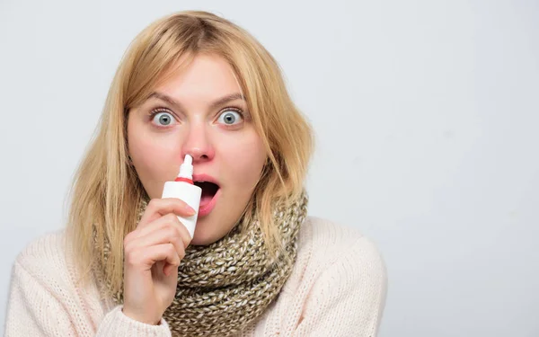 A tratar os sintomas dela. Mulher doente a pulverizar medicamentos no nariz. Mulher bonito amamentando frio nasal ou alergia. Menina insalubre com corrimento nasal usando spray nasal. Tratamento da rinite alérgica ou constipação comum — Fotografia de Stock