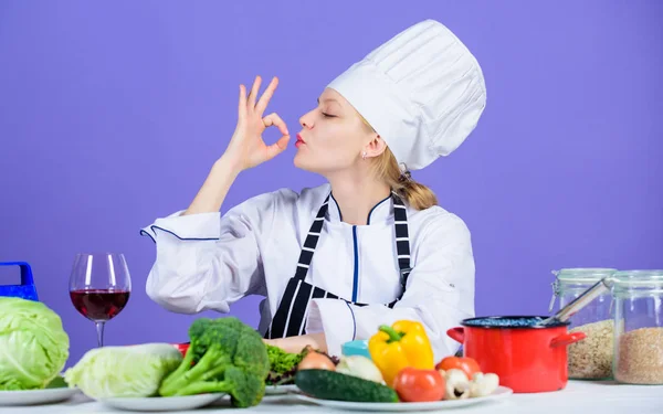 Finger slickar bra. Pretty kvinna gest OK. Kök Maid förbereder vitamin mat. Professionell med vitamin grönsaker på bordet. Vitamin nutrition. Att få vitamin det naturliga sättet — Stockfoto