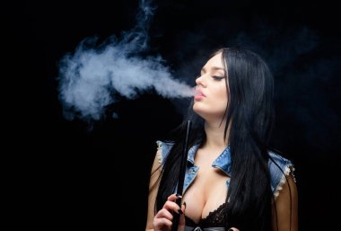 Moda kız vaping. Nargile ile rahatlamak. Beyaz duman bulutu. Vaping çok seksi. Nikotin bağımlılığı. Çekici busty esmer sigara vaping cihazı. Kız vaping. Nargile barı. Elektronik sigara