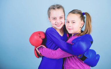 Delme nakavt. Çocukluk etkinlik. küçük kızlar boksör spor egzersiz. Spor başarı. Dostluk. Fitness diyet. enerji sağlık. Mutlu çocuklar sporcu boks eldiven. En iyi