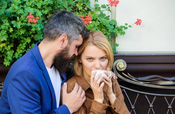 Romantik bir randevuda aşık olan bir çift. Sabah kahvesi. Kız ve olgun bir adamın ilk buluşması. Acımasız sakallı hipster ve kız kahve içiyor. kadın ve sakallı adam kafede rahatlayın. Sabah ilham — Stok fotoğraf